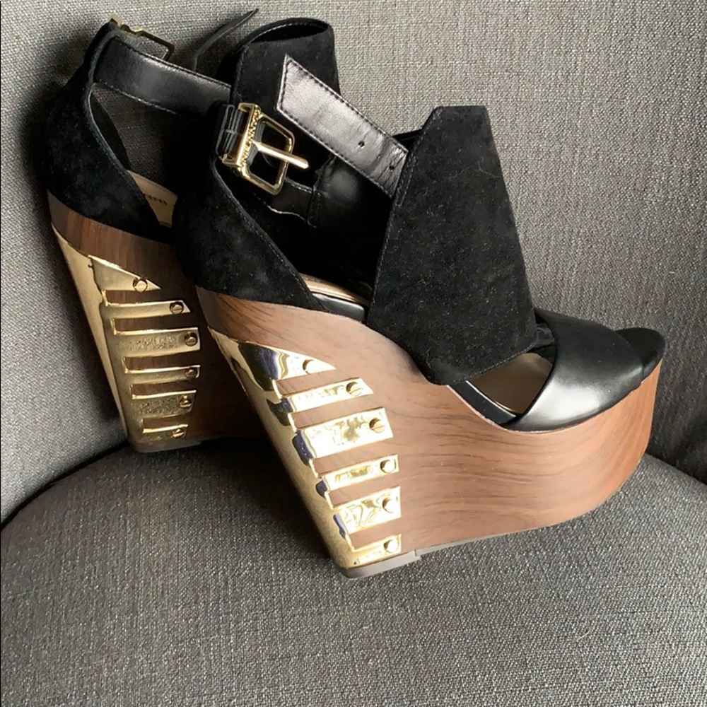 new black nike shoes